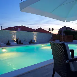 Antonija With Pool , Biograd Na Moru Chorvatsko